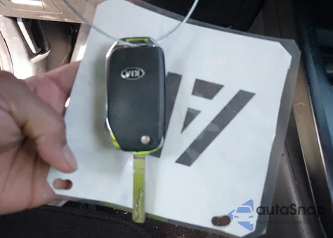 2020 Kia Soul Lx z USA, uszkodzony, nr VIN KNDJ23AU8L7120111